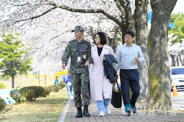 교육사 장병이 가족들과 평화롭게 산책하고 있다. © 공군교육사령부 제공