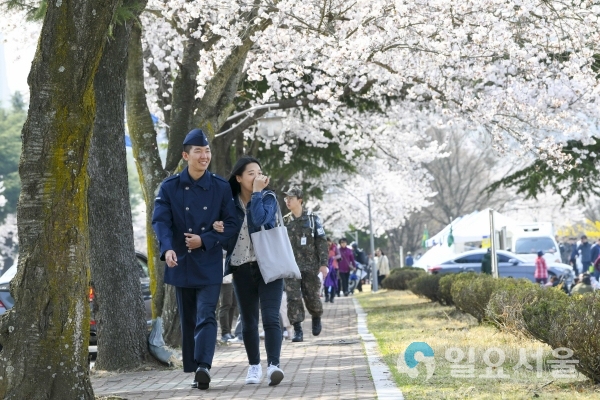 교육사 장병이 부대를 방문한 연인과 함께 즐거운 시간을 보내고 있다. © 공군교육사령부 제공