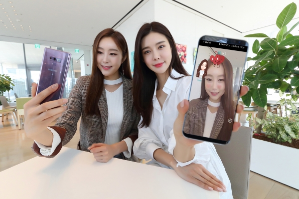 KT가 신개념 영상통화 애플리케이션 ‘narle(나를)’을 출시한다고 29일 밝혔다. 사진은 모델들이 narle을 홍보하고 있는 모습. (사진=KT 제공)