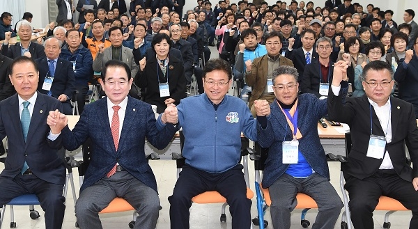 이철우 도지사(왼쪽 세번째)가 30일 울릉군민의 다양한 지역현안을 듣기 위해 울릉군을 방문해 소통간담회를 가졌다.