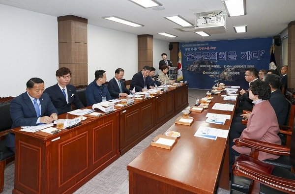 경북도의회가 지난 29일 울릉군의회 소회의실에서 전체 울릉군의회 의원과 함께 “현장소통DAY, 울릉군의회를 가다”를 개최했다.