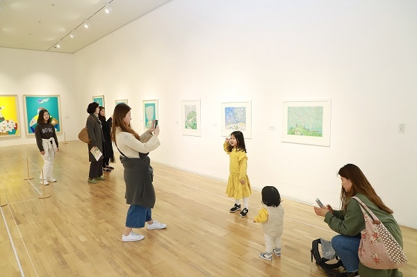 지역문화탐방에 참여한 학부모들와 자녀들이 솔거미술관 작품들을 관람하고 있다.