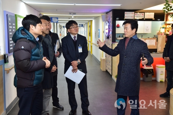 2018년 12월 7일 경북 영주시 공공건축가 제도 벤치마킹을 하고 있는 조규일 시장 © 진주시 제공