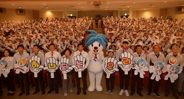 경산시자원봉사센터가 1일 최영조 경산시장, 시·도의원, 봉사단체장, 자원봉사자, 담당 공무원 등 800여 명이 참석한 가운데, 성황리에 개최됐다.