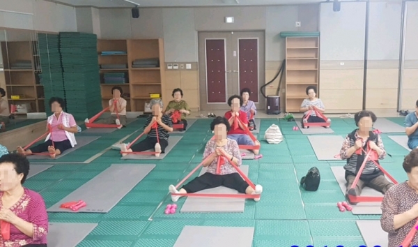 세라밴드를 이용한 근력운동 강좌의 모습