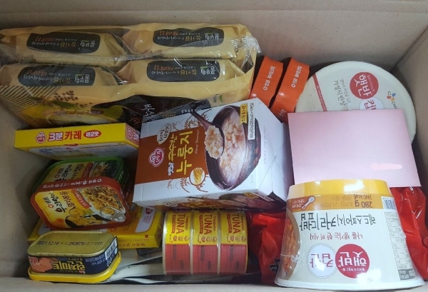 홍제1동 마봄협의체가 생일을 맞은 저소득 청장년 1인 가구에 선물하기 위해 박스에 담은 ‘혼밥세트’