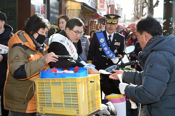 주낙영 경주시장이 2일 민관경과 합동으로 교통사고 줄이기 캠페인을 벌이고 있다.