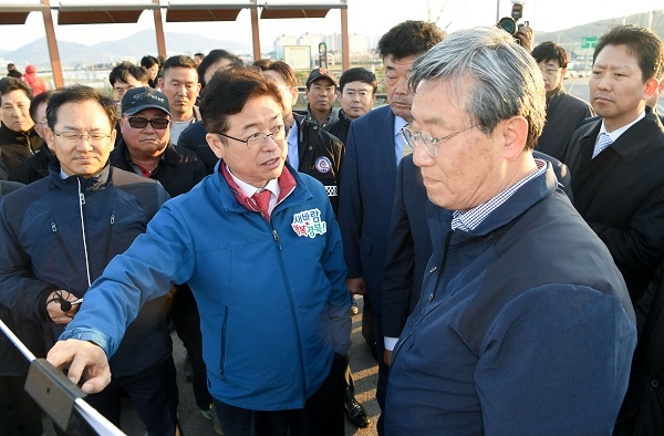 이철우 도지사가 2일 강정고령보를 방문해 차량 통행 추진현황에 대한 설명을 듣고 곽용환 고령군수에게 의견을 말하고 있다.