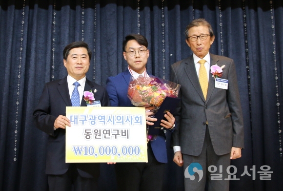 (좌부터) 대구광역시의사회 이성구 회장, 대구가톨릭대학교병원 흉부외과 조준우 교수, (주)동원약품 현수환 회장. 사진=대구가톨릭대병원