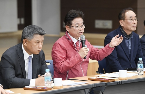이철우 도지사가 3일 구미시에서 현장소통간담회를 가지고 지역민들의 고민과 애로사항을 듣고 문제해결에 대한 답을 하고 있다.