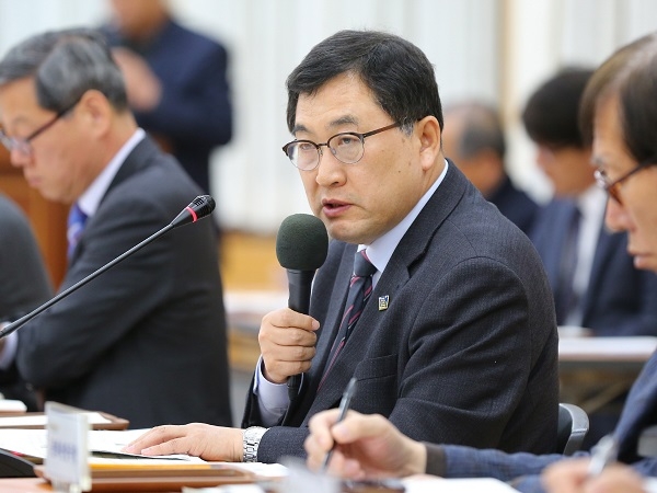 주낙영 경주시장이 3일 4월 읍면동장회의에서 내실있는 현장 행정 업무추진을 당부했다.
