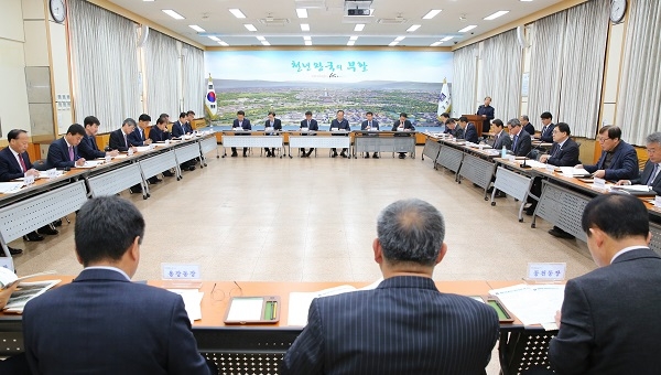 경주시가 3일 시청 대회의실에서 주낙영 시장을 비롯한 실국본부장, 23개 읍면동장 등 40명이 참석한 가운데, 4월 읍면동장회의를 개최하고 있다.