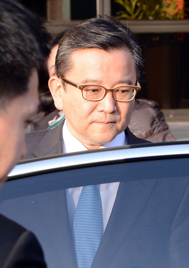 건설업자로부터의 '성접대 논란'에 휩싸인 김학의 전 법무부 차관이 지난 2013년 3월 21일 전격 사의를 표명한 뒤 경기 과천정부청사를 나서고 있다. [사진=뉴시스]