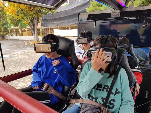 찾아가는 VR 테마파크 체험 모습