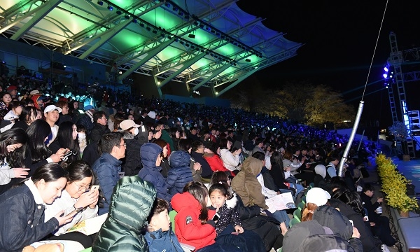 지난해 수상공연장을 가득 채운 벚꽃축제 전야제.
