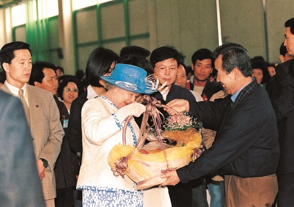 엘리자베스 영국여왕이 안동방문 당시, 농산물 도매시장을 방문해 과일바구니를 선물 받고 있다.