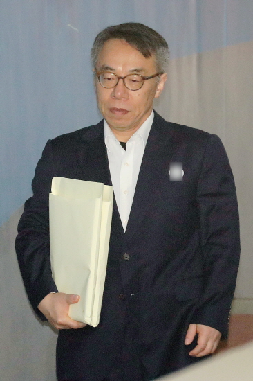 사법농단 의혹으로 재판에 넘겨진 임종헌 전 법원행정처 차장이 지난 26일 오전 서울 서초구 중앙지방법원에서 열린 3차 공판에 출석하고 있다. [뉴시스]