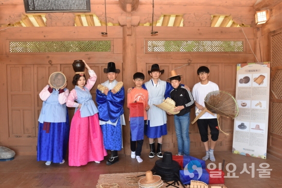 중학생들이 의관복 및 전통문화체험 하는 모습. 사진=대구한의대