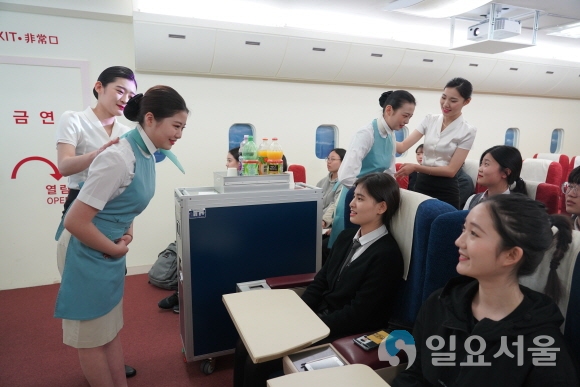 수성대 3일 호텔항공관광과 승무원 체험실습장에서 동부고 3학년 학생들을 대상으로 승무원 기내서비스 체험활동을 실시했다. 사진=수성대