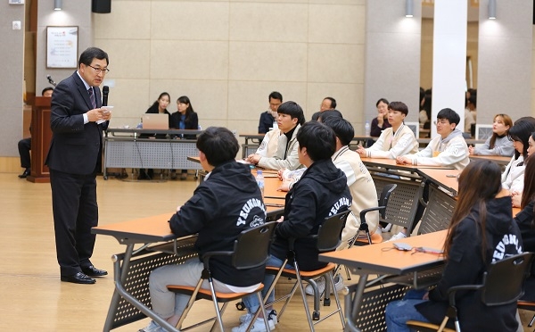 주낙영 경주시장이 3일 시청 알천홀에서 열린 특별강연에서 영남대학교 행정학과 학생들의 질문에 답변을 하고 있다.