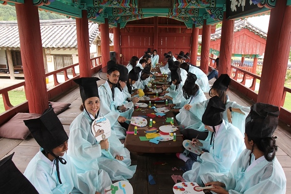 서악서원에서 선비복을 입고 서원차회의 전통茶, 서원프로그램에 참여한 외국관광객들이 즐거워 하고 있다.