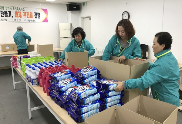 서대문구 연희동 마봄협의체 위원들이 저소득 이웃들에게 전할 세제 꾸러미를 포장하고 있다.
