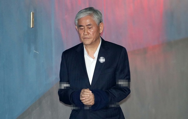 최경환 자유한국당 의원이 17일 오후 서울 서초구 서울고등법원에서 열린 항소심 선고 공판을 받기 위해 호송차에서 내려 법정으로 들어가고 있다 [뉴시스]