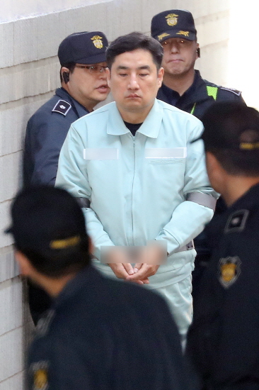 사문서 위조 혐의로 재판에 넘겨진 강용석 변호사가 지난달 8일 오후 서울 서초구 서울중앙지법에서 열린 항소심 3차 공판에 출석하고 있다. [뉴시스]