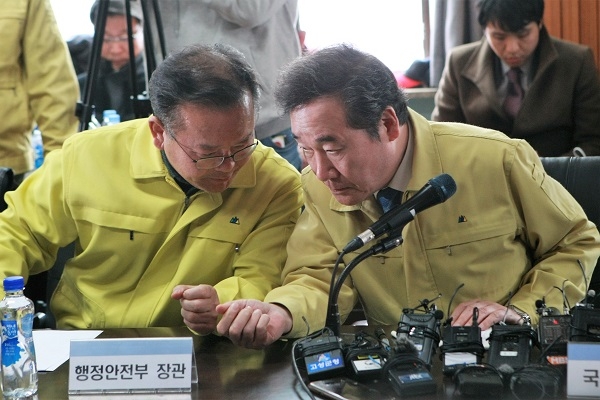 5일 오전 정부가 지난 4일 발생한 강원도 산불과 관련해 국가재난사태를 선포한 가운데 이낙연 국무총리가 강원 고성군 토성면에 꾸린 현장대책본부를 찾아 김부겸 행정안전부 장관과 이야기를 나누고 있다 [뉴시스]