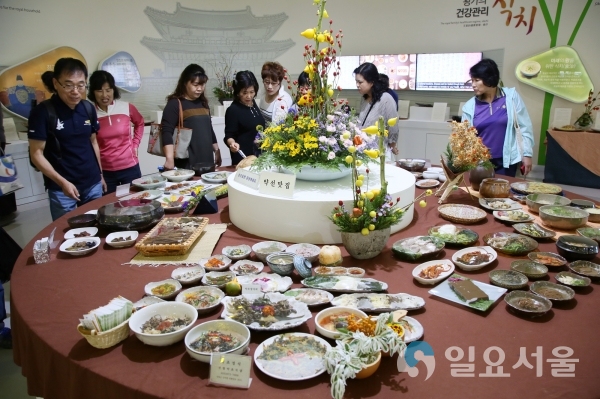 산청한방약초축제 약선음식 전시 © 산청군 제공