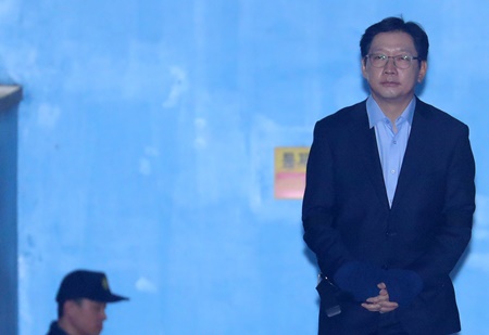 30일, 서울 서초구 서울중앙지방법원에서 열린 '드루킹 댓글 조작' 관련 컴퓨터등장애업무방해 등 혐의에 대한 1심 선고공판에서 징역 2년을 선고받고 법정 구속된 김경수 경남도지사가 호송차로 향하고 있다.