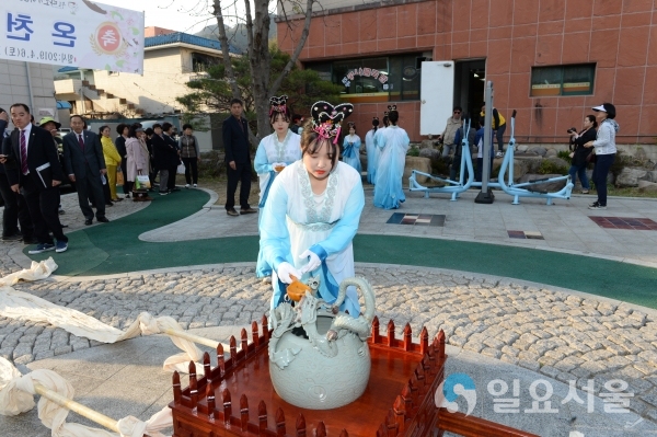제26회 부곡온천축제에서 취수제 행사가 진행되고 있다. © 창녕군 제공