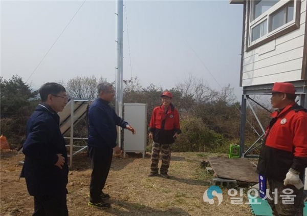 산불감시초소와 산불 무인감시카메라를 점검하는 박성재 부시장 © 사천시 제공
