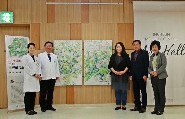 한국화 박진이 초대전을 기념하며 (가운데) 조승연 원장과 박진이 작가. 이동호 부원장