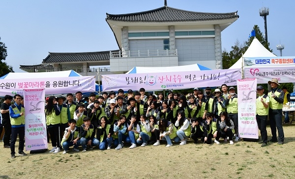월성원전이 지난 6일 경주벚꽃마라톤 대회에서 참가자들에게 ‘잔치국수 1만 그릇 나눔’ 봉사활동을 펼쳤다.