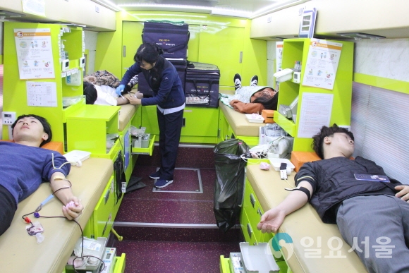 수성대학교 경찰행정과 학생들이 8일 강산관 앞에서 ‘우리는 모든 사람의 인격을 존중하고 누구에게 따뜻하게 봉사하는 친절한 경찰이다’는 경찰헌장 1조를 실천하기 위해 모든 학생들이 사랑의 헌혈운동에 나서고 있다. 사진=수성대