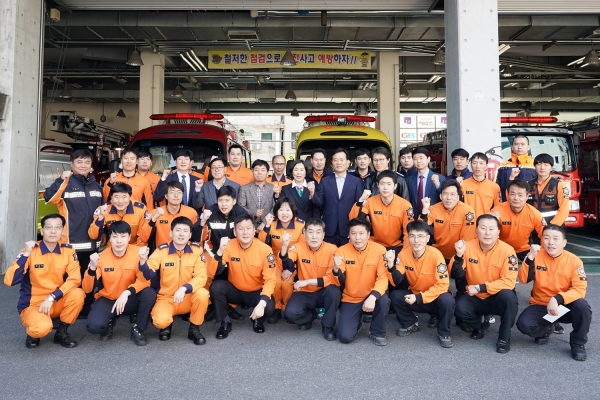 강원도 산불 현장에서 진화 작업을 펼쳤던 성북소방서 대원들과 함께 파이팅을 외치고 있는 이승로 성북구청장(두번째줄 오른쪽에서 네 번째)