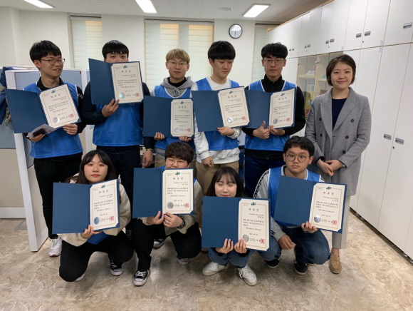 대구 달서구보건소에서 대학생 건강서포터즈단 발대식에 참석해 위촉장을 받은 대구한의대 한방스포츠의학과 학생들. 사진=대구한의대