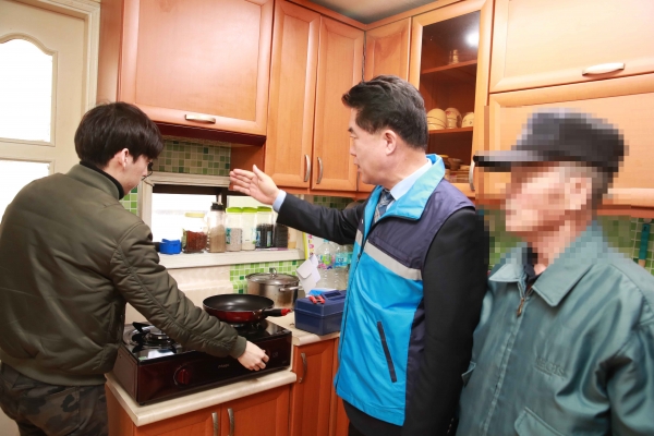 4월9일 박준희 관악구청장이 직접 대상자 가정에 방문해 가스누출자동차단기 설치 현장을 살피는 모습