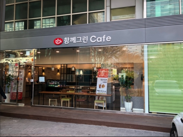 금천구 가산디지털단지역(7번 출구) 내 조성된 시니어카페 ‘함께그린 Cafe’ 전경