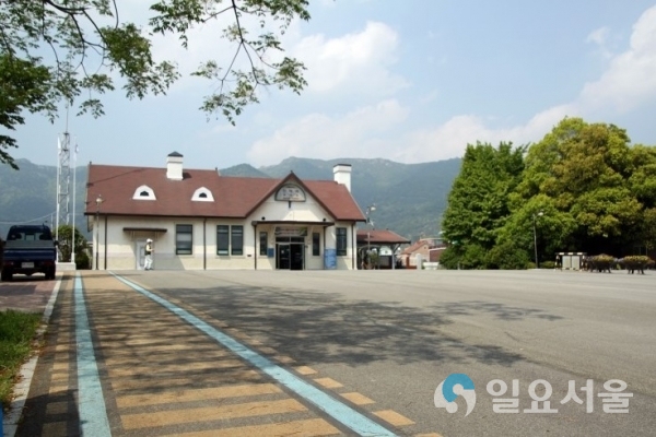 진해역은 1926년 진해선 개통과 동시에 영업을 개시했다가 2015년 2월부터 정기여객열차 운행이 중단됐다. 2005년 등록문화재 제192호로 지정됐다. © 창원시 제공