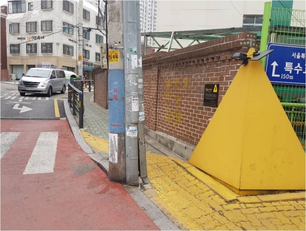행당초등학교 인근(행당동 117-43)에 있는 전신주는 통학하는 아이들의 안전을 위협해 예전부터 민원이 잦았다. 이번 협약을 통해 금년 9월까지 이설 예정이다.