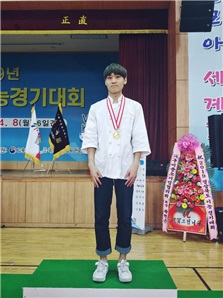 경주대학교 외식조리 박재성 학생(2학년)이 ‘2019년 경상북도기능경기대회‘ 47개 직종에 446명 중 요리부문에서 수상했다.