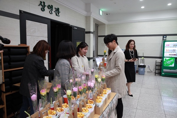 울진군(군수 전찬걸)이 지난 9일 관내 직장을 두고 있는 미혼남녀를 대상으로‘오늘은 영화보는 날’을 추진하고 있다.