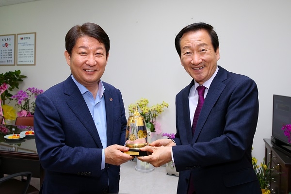 류희림 문화엑스포 사무총장(오른쪽)이 10일 일일 경북도지사인 권영진 대구시장(왼쪽)에게 크리스탈 선덕대왕신종을 전달하고 있다.