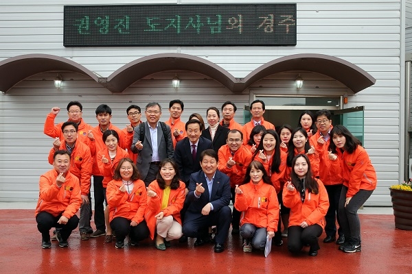 일일도지사인 권영진 대구시장이 10일 엑스포직원들과 단체기념사진을 찍고 있다.