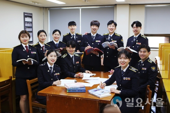 경찰공무원 양성을 위한 특별반에서 열공하고 있는 경찰행정과 학생들. 사진=계명문화대