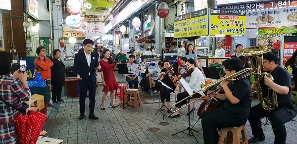 안동시가 ‘버스킹 공연과 함께하는 벚꽃나들이 콘서트’를 4월 13일 구시장 떡볶이골목에서개최한다.