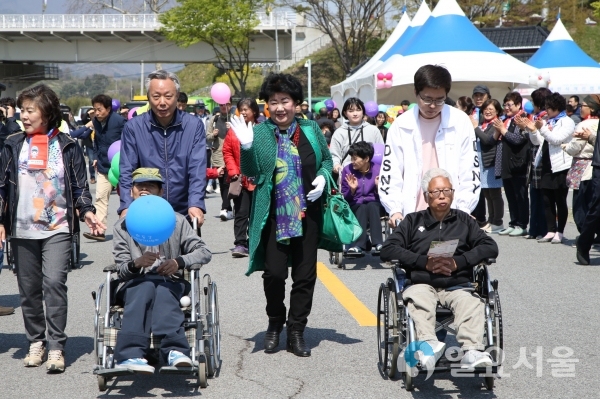 장애인의날 기념 걷기행사에 직접 참여하고 있는 윤상기 군수 © 의령군 제공