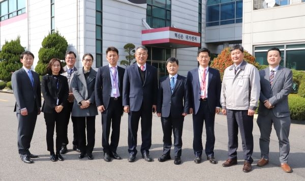 엘티메탈 현장 방문한 이찬기세관장(오른쪽 4번째)